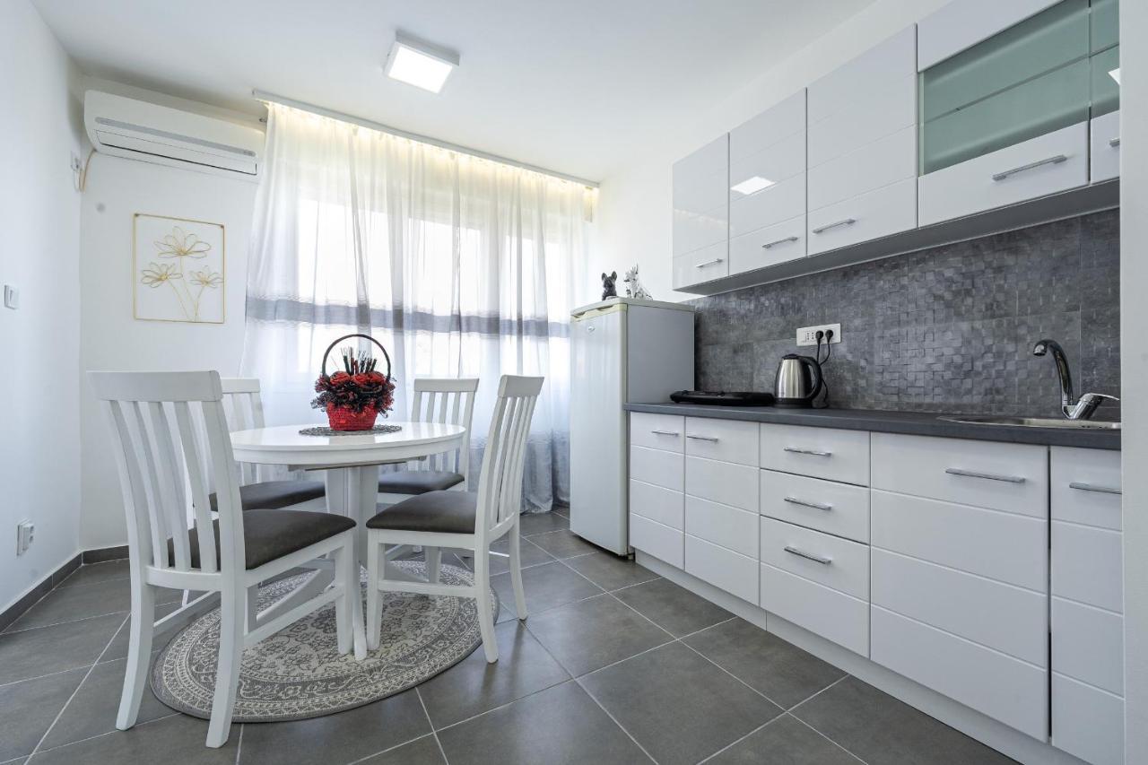Clock Tower Lux Apartment بودغوريتْسا المظهر الخارجي الصورة