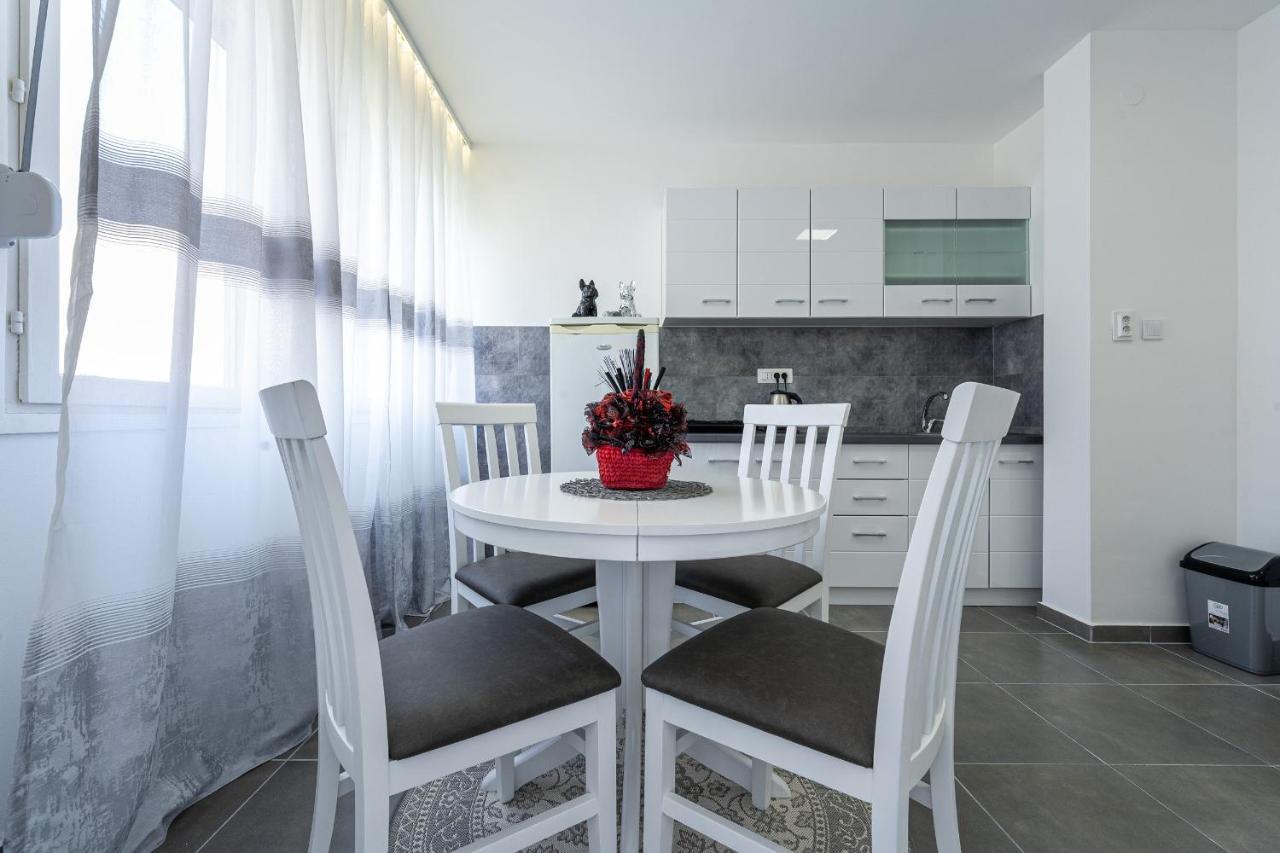 Clock Tower Lux Apartment بودغوريتْسا المظهر الخارجي الصورة