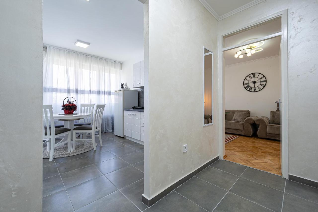 Clock Tower Lux Apartment بودغوريتْسا المظهر الخارجي الصورة
